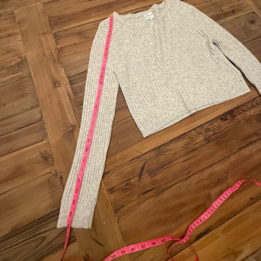 Francesca's Collections Light Gray Ribbed Cropped Sweater - Picture 6 of 7